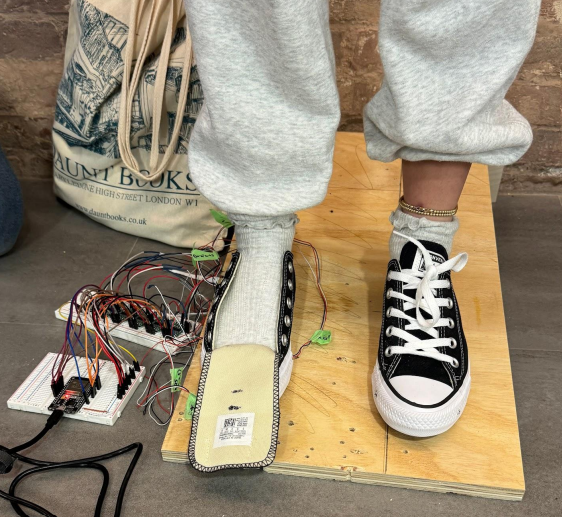 Load cell array mounted in the Converse shoe insole